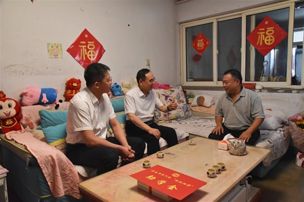 金秋助學(xué)，情暖人心 濟南市總工會(huì )領(lǐng)導走訪(fǎng)慰問(wèn)集團 困難職工及子女